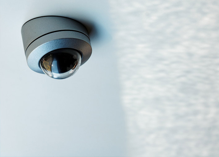 caméra de surveillance discréte sur plafond