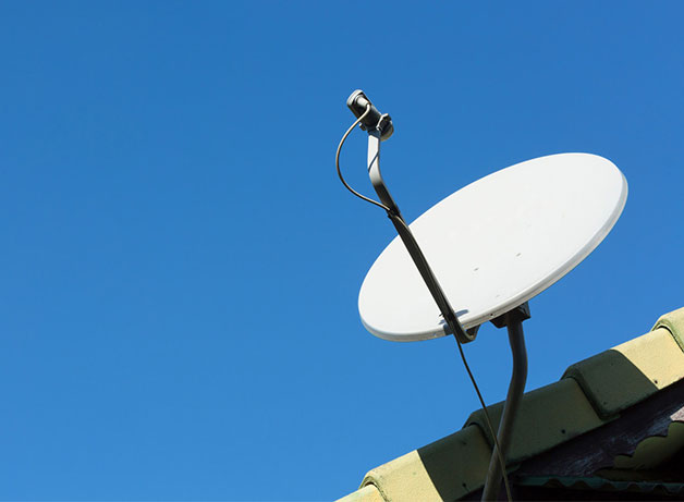 antenne parabole blanche avec un ciel bleu