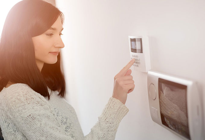 femme sonnant à un interphone